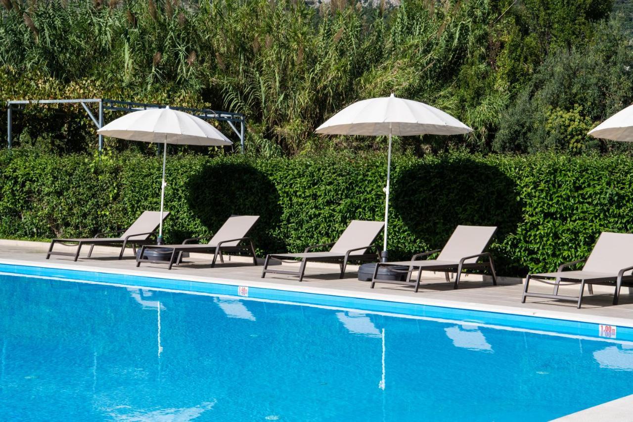 Отель Sunny Garden Нидри Экстерьер фото